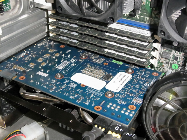 接近しているグラフィックボードとメインメモリ