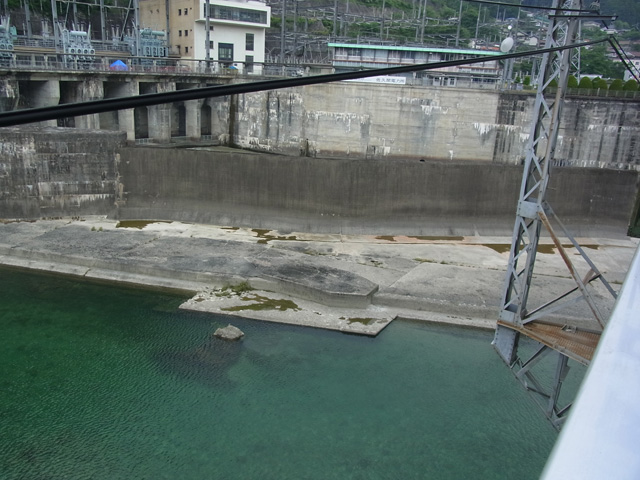 ダム設備に混じった土台部分