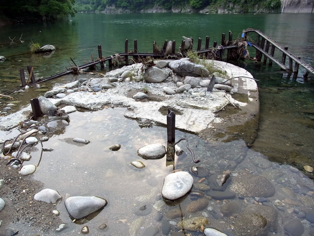 橋脚の土台部分に降り立つ
