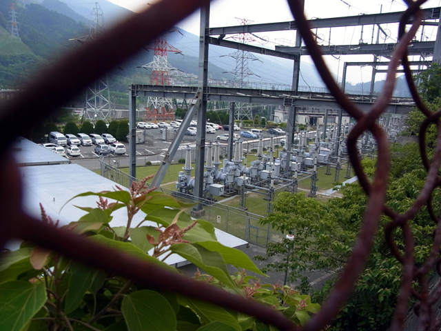 旧飯田線の線路はこの下