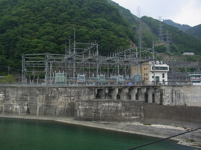 天竜川橋梁から眺める佐久間発電所