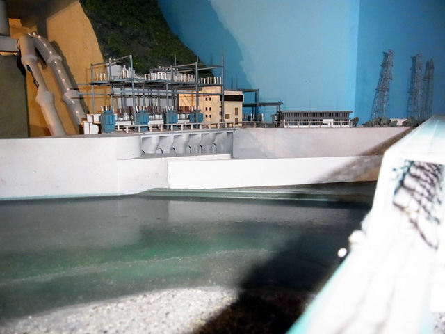 展示模型での佐久間発電所