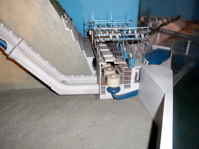 山の中に導水管、そして発電設備