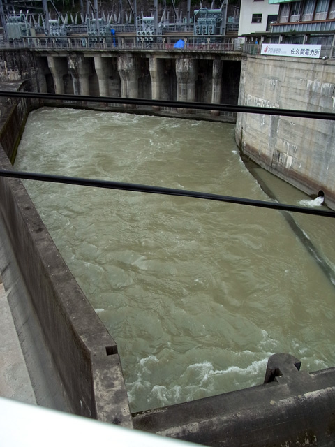 佐久間ダムの放水口