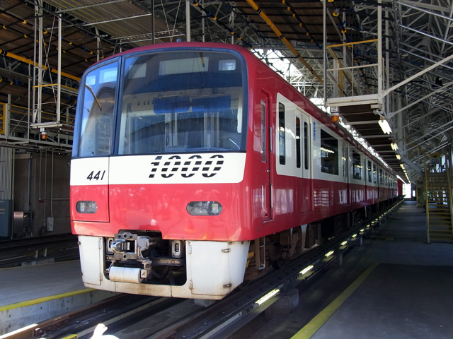 足回りの点検を行うピットにて