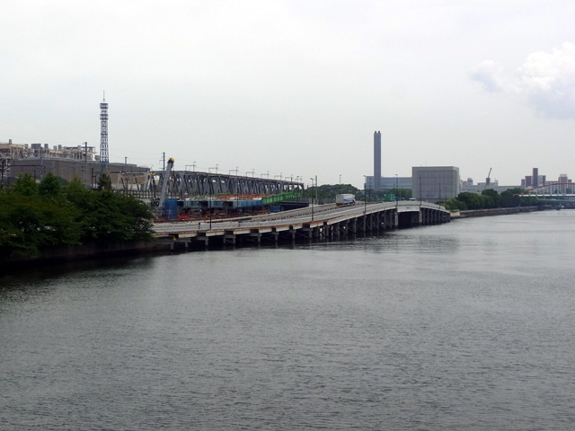 品川ふ頭橋より仮設の若潮橋を見る