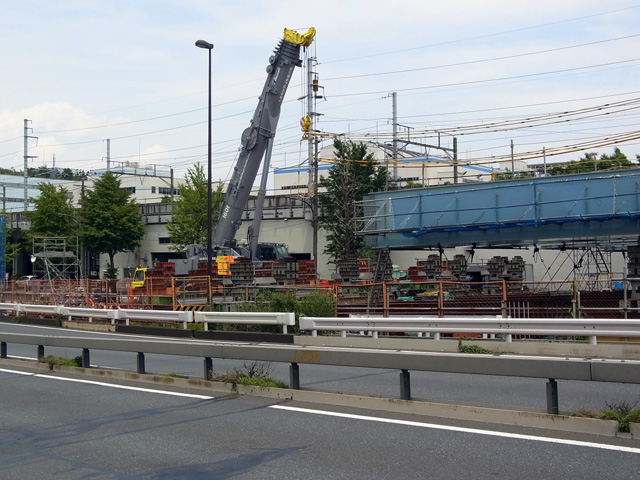 ホイールクレーンがスタンバイ