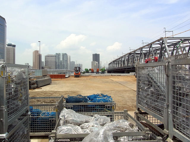 本来の若潮橋の位置に建つ