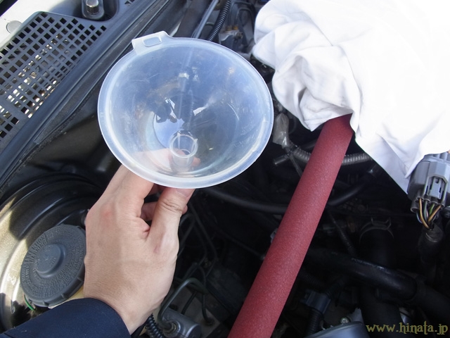 シリコンホースを繋いだ漏斗