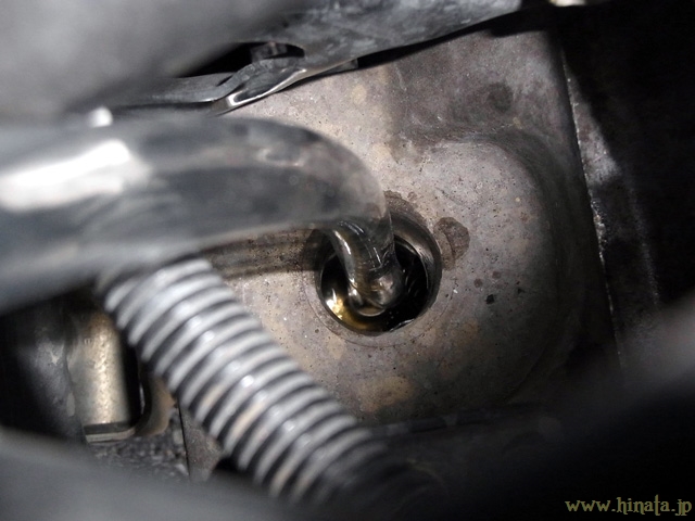 ホースの先にはスピードセンサー用の穴