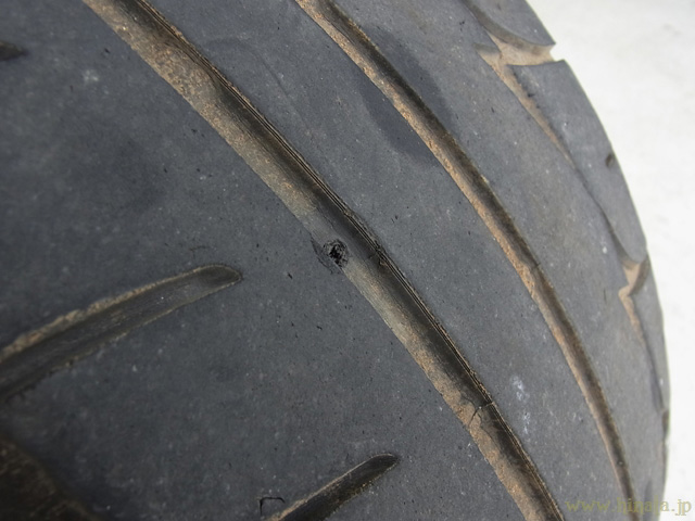 パンクの原因になった大きな穴