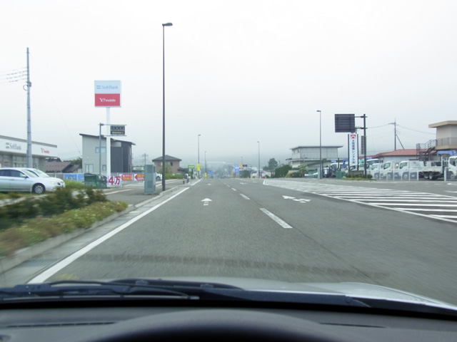 誰も居ない富士吉田市街地を抜ける