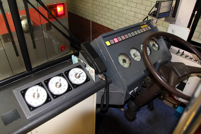 関西電力300形無軌条電車の運転台