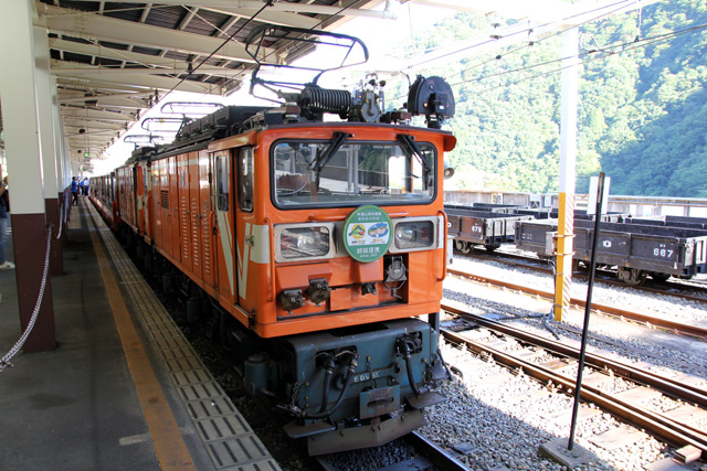 牽引は黒部峡谷鉄道EDV形電気機関車