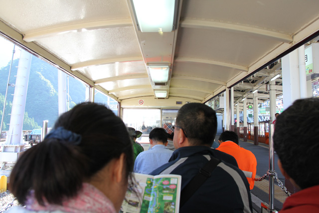 トロッコ電車の車内の様子