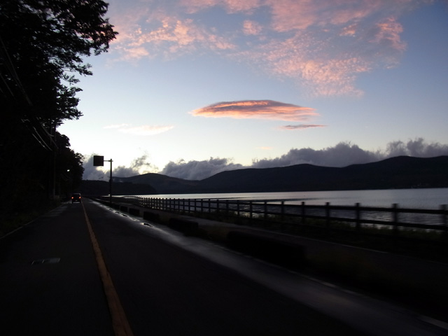 夜明けを迎えた山中湖
