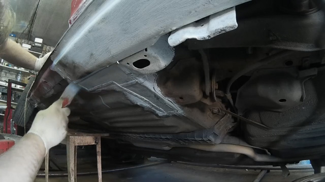 EK系シビックの弱点部分を修復中