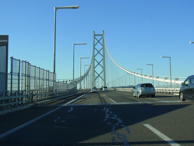 明石海峡大橋を渡る