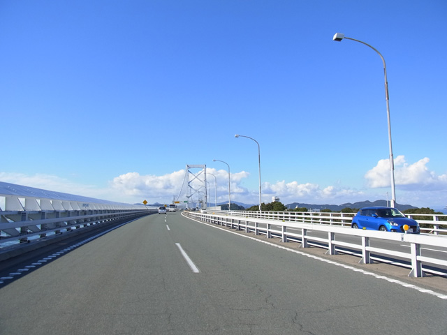 大鳴門橋を渡る