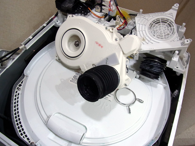 分解された洗濯機