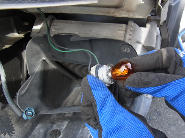 ウインカーバルブ交換中