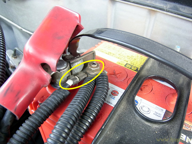 バッテリープラス側ターミナルの様子