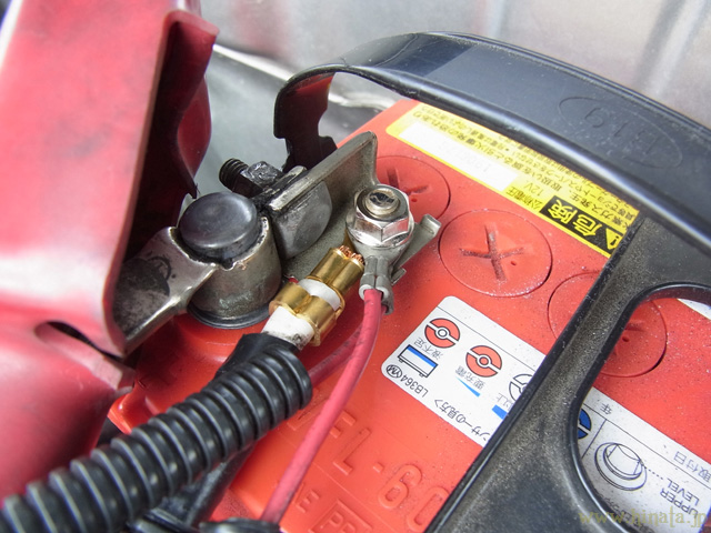 プラス側ターミナルのナット交換