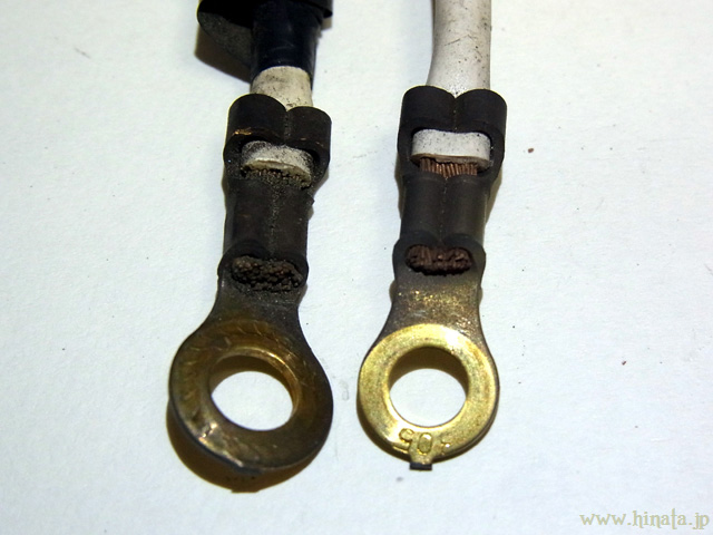 取り外したABSヒューズボックスワイヤハーネスの様子