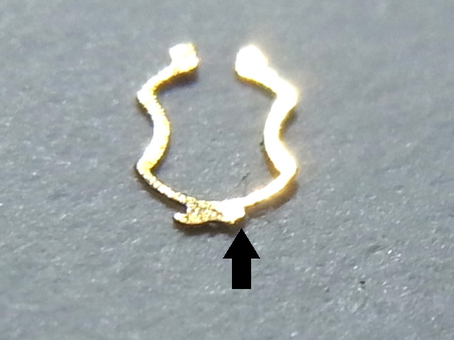 折れた耐震装置のバネ