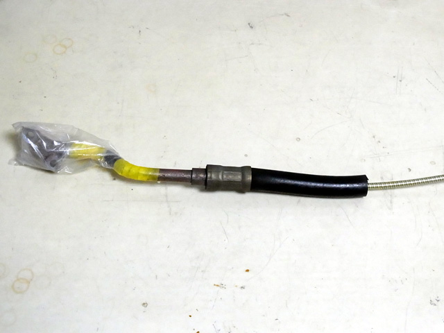 フィードホースのゴム部分を切る