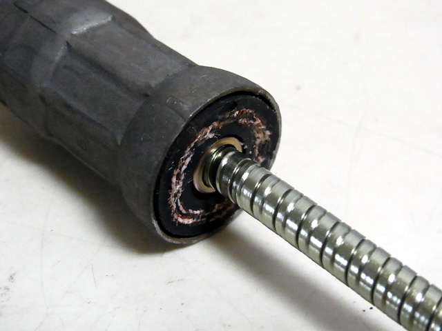 ゴムホースの構造と脈動止めの接続部分