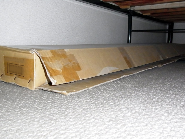 ベッドの下の段ボール箱