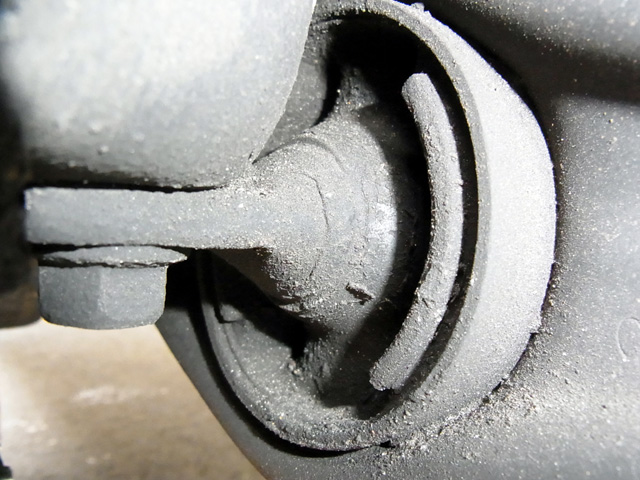 ブッシュの油分はしっかり残っている