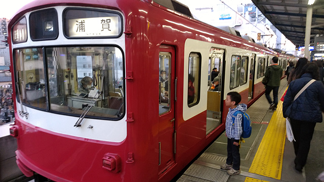 運転室を覗き込むお子さん