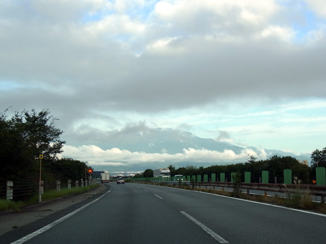 早朝の中央道を走る