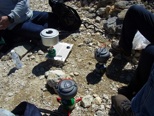 広場で昼食休憩