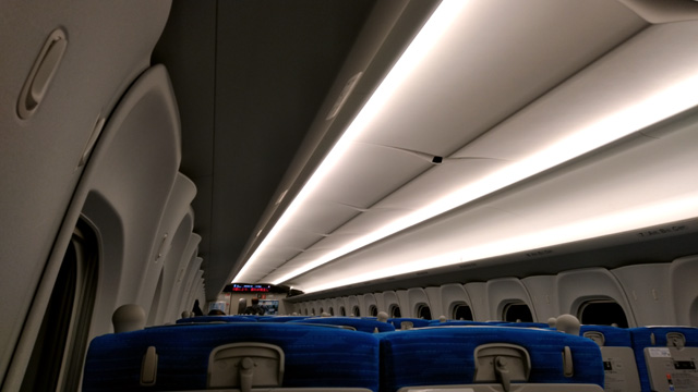 N700S車内の荷棚照度アップ状態