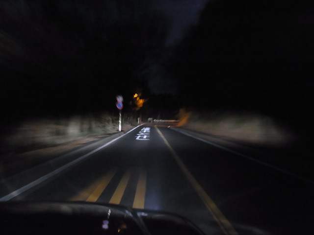 ハイビームで右カーブへ