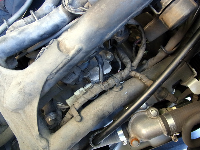 カワサキZ250のプラグ交換中