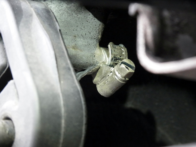 車体側マフラーアース固定方法