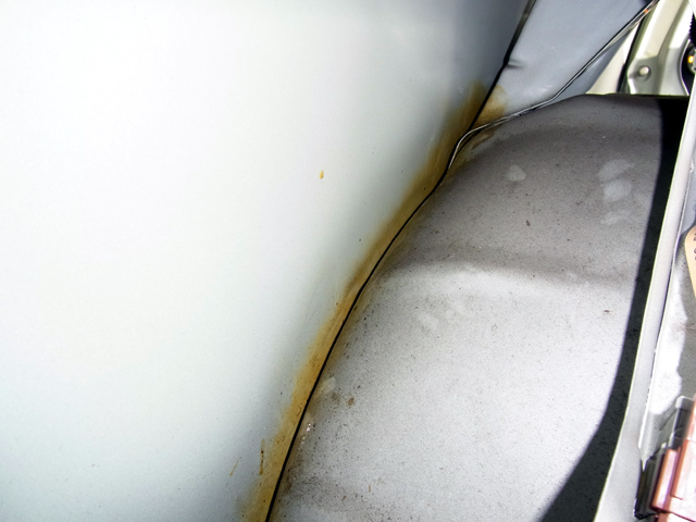 リアフェンダーの隙間にスプレー