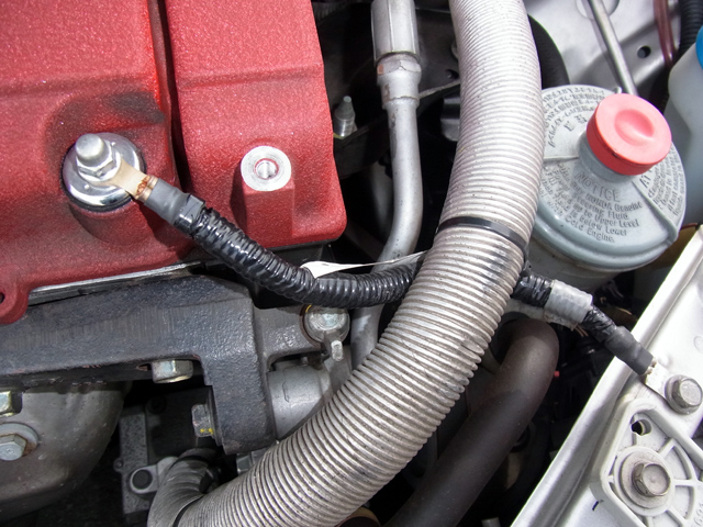 冷媒ホースの下を通してみる