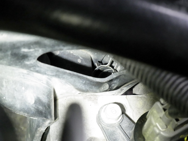 エンジンマウントブラケットの中にクリップ発見
