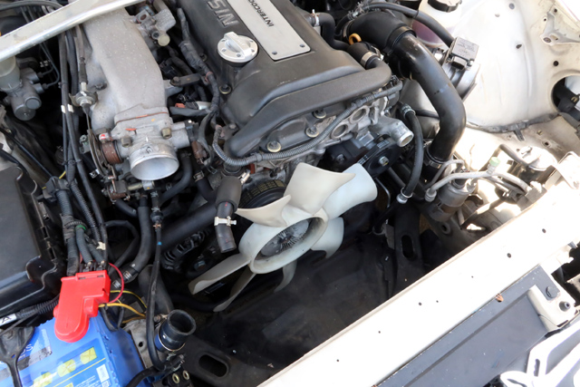 ラジエターや吸気系を外したところ