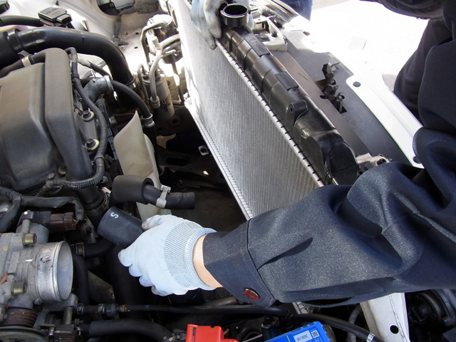 新しいラジエターをセット中