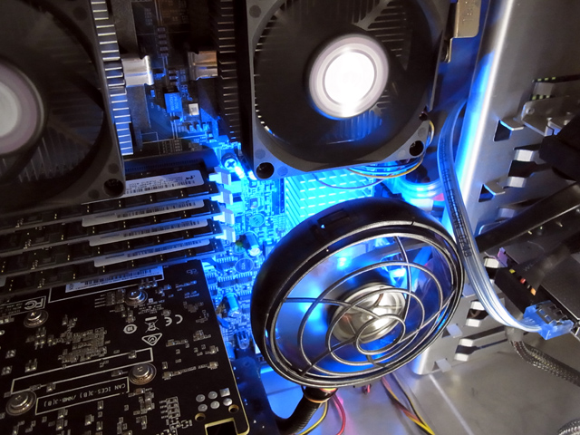 青く光るSpot Cool