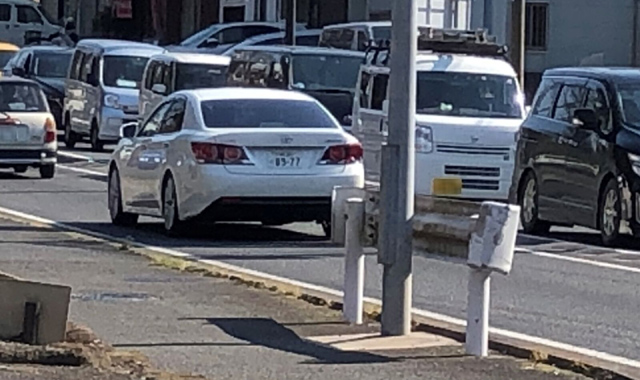 交通機動隊の覆面パトカー クラウンアスリート(GRS214型)