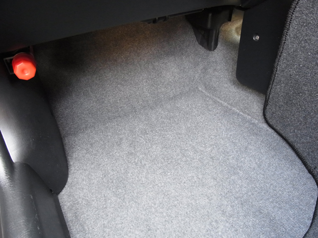 助手席側足元