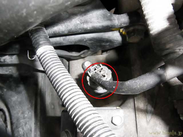 ハーネスのカプラーを外す