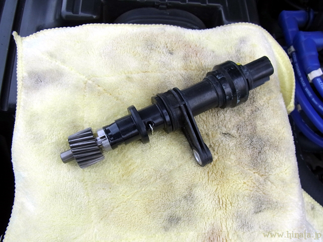 ミッションケースから外した車速センサー